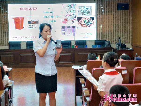 济南历山学校党员开展垃圾分类社区宣传活动