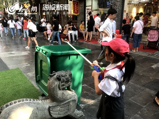 山东小学生街头“捡垃圾” 垃圾分类从小做起