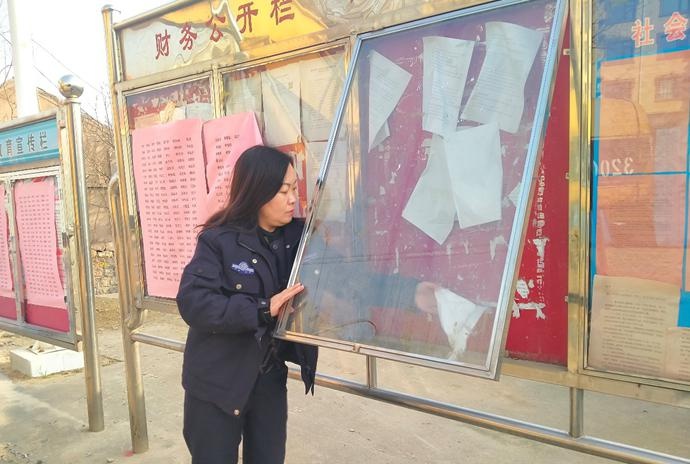 青岛崂山区社区网格员清理宣传栏 擦亮信息窗口
